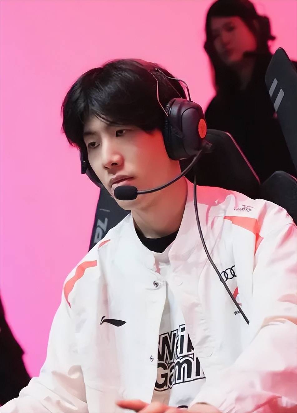 无忧无虑地 无忧无虑地